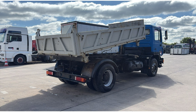 MAN 19.322 (MANUAL PUMP / STEEL SUSP. / LAMES / POMPE MANUELLE / BIG AXLE / GRAND PONT) - قلابات: صور 5 MAN 19.322 (MANUAL PUMP / STEEL SUSP. / LAMES / POMPE MANUELLE / BIG AXLE / GRAND PONT) - قلابات: صور 5