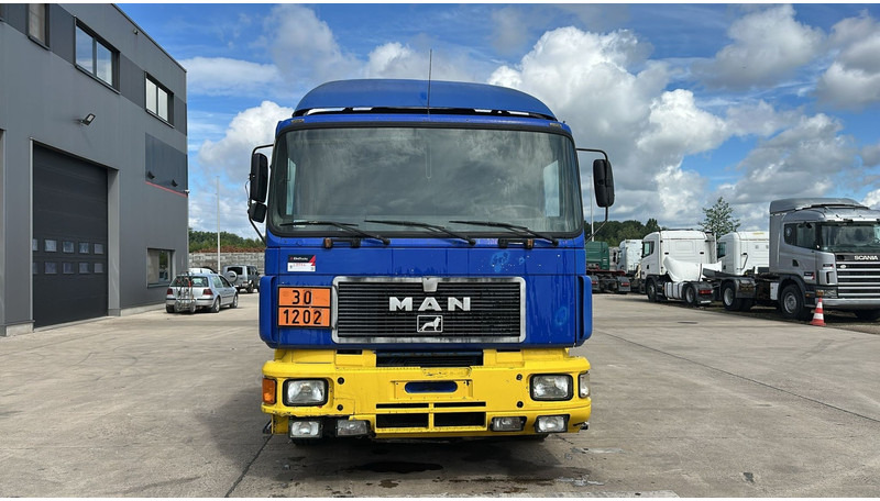 MAN 26.402 (18.000 L / 6X2 / 6 CYLINDER / FRONT STEEL / 3 COMPARTIMENTS) - شاحنة صهريج: صور 2 MAN 26.402 (18.000 L / 6X2 / 6 CYLINDER / FRONT STEEL / 3 COMPARTIMENTS) - شاحنة صهريج: صور 2