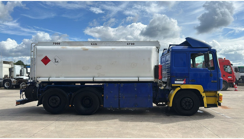 MAN 26.402 (18.000 L / 6X2 / 6 CYLINDER / FRONT STEEL / 3 COMPARTIMENTS) - شاحنة صهريج: صور 4 MAN 26.402 (18.000 L / 6X2 / 6 CYLINDER / FRONT STEEL / 3 COMPARTIMENTS) - شاحنة صهريج: صور 4