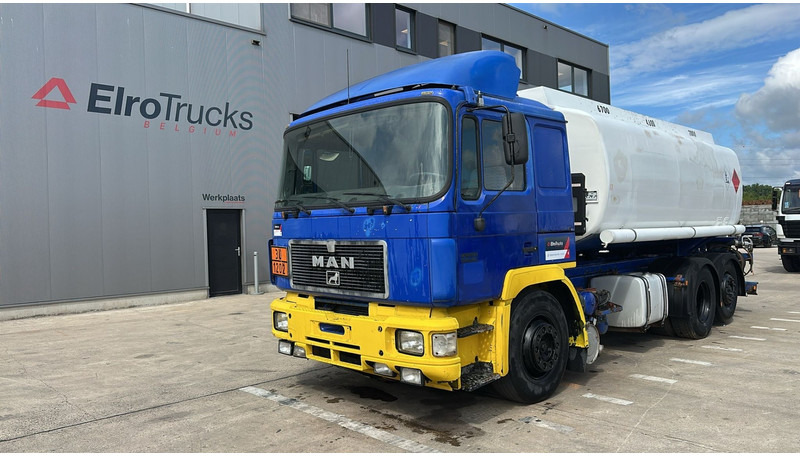 MAN 26.402 (18.000 L / 6X2 / 6 CYLINDER / FRONT STEEL / 3 COMPARTIMENTS) - شاحنة صهريج: صور 1 MAN 26.402 (18.000 L / 6X2 / 6 CYLINDER / FRONT STEEL / 3 COMPARTIMENTS) - شاحنة صهريج: صور 1