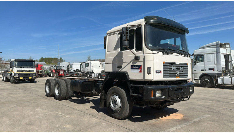MAN 33.464 (6 CYLINDER / EURO 2 / SEMI MANUAL PUMP / BIG AXLE / STEEL SUSP. / LAMES) - الشاسيه شاحنة: صور 3 MAN 33.464 (6 CYLINDER / EURO 2 / SEMI MANUAL PUMP / BIG AXLE / STEEL SUSP. / LAMES) - الشاسيه شاحنة: صور 3