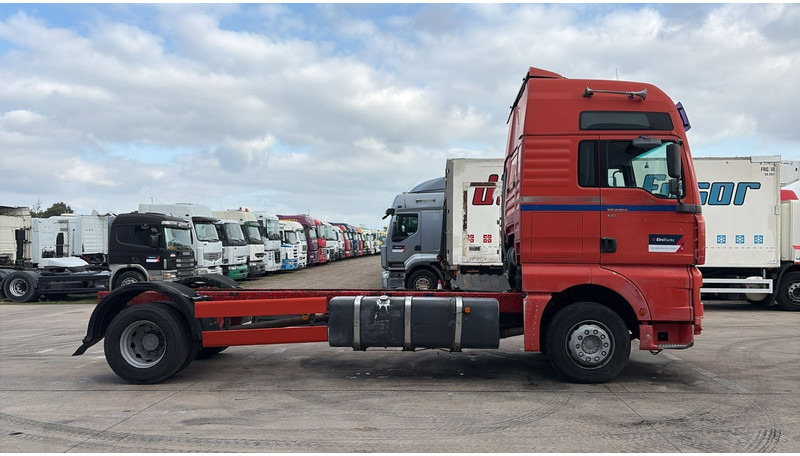 MAN TGA 18.410 (POMPE MANUELLE / MANUAL PUMP / BOITE MANUELLE / MANUAL GEARBOX) - الشاسيه شاحنة: صور 4 MAN TGA 18.410 (POMPE MANUELLE / MANUAL PUMP / BOITE MANUELLE / MANUAL GEARBOX) - الشاسيه شاحنة: صور 4