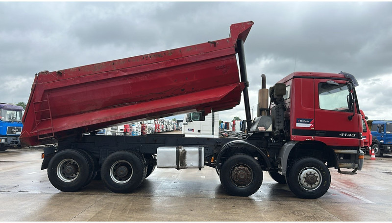 Mercedes-Benz Actros 4143 (BOITE MANUELLE / 8X8 / MANUAL GEARBOX / LAMES / GRAND PONT / BIG AXLE) - قلابات: صور 4 Mercedes-Benz Actros 4143 (BOITE MANUELLE / 8X8 / MANUAL GEARBOX / LAMES / GRAND PONT / BIG AXLE) - قلابات: صور 4