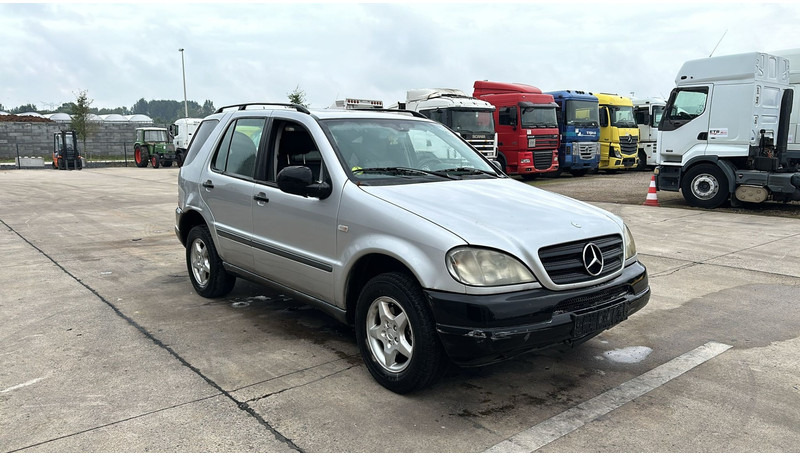 Mercedes-Benz M-Klasse ML 270 CDI - سيارة دفع رباعي: صور 3 Mercedes-Benz M-Klasse ML 270 CDI - سيارة دفع رباعي: صور 3