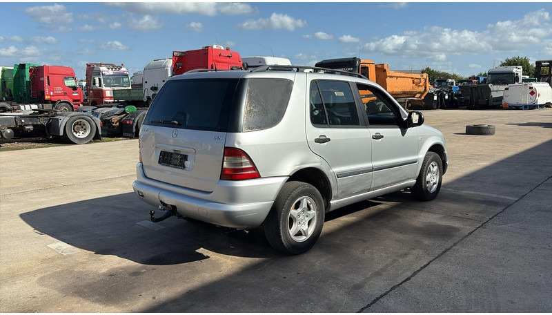 Mercedes-Benz M-Klasse ML 270 CDI - سيارة دفع رباعي: صور 4 Mercedes-Benz M-Klasse ML 270 CDI - سيارة دفع رباعي: صور 4