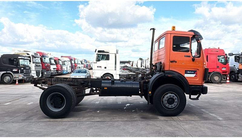 Mercedes-Benz SK 1622 (4X4 / LAMES / GRAND PONT / V6 / BIG AXLE / POMPE MANUELLE) - الشاسيه شاحنة: صور 4 Mercedes-Benz SK 1622 (4X4 / LAMES / GRAND PONT / V6 / BIG AXLE / POMPE MANUELLE) - الشاسيه شاحنة: صور 4