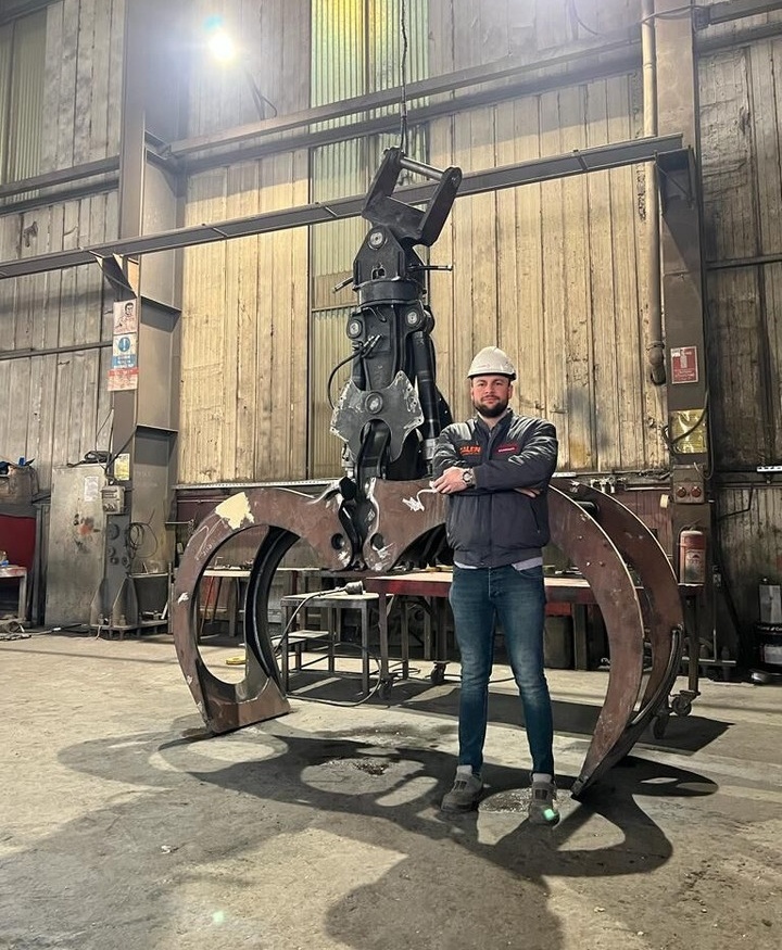 Hyundai R220 Log Grapple - مخلبي: صور 5 Hyundai R220 Log Grapple - مخلبي: صور 5