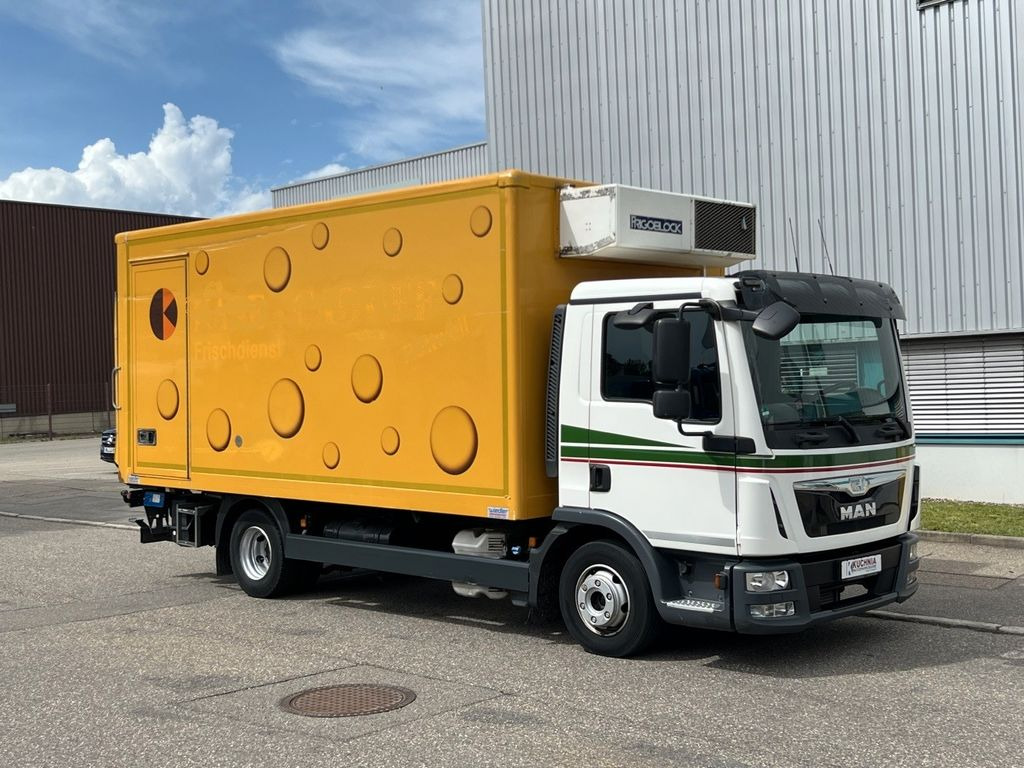MAN TGL 8.220 Kühlkoffer 5,26m LBW Klima Luftgef. MAN TGL 8.220 Kühlkoffer 5,26m LBW Klima Luftgef. - الشاحنات الصغيرة المبردة: صور 1 MAN TGL 8.220 Kühlkoffer 5,26m LBW Klima Luftgef. MAN TGL 8.220 Kühlkoffer 5,26m LBW Klima Luftgef. - الشاحنات الصغيرة المبردة: صور 1
