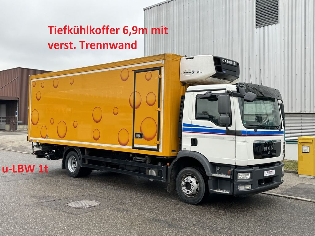 MAN TGM 12.250 Tiefkühlkoffer 6,9m SUPRA 850 LBW E5 MAN TGM 12.250 Tiefkühlkoffer 6,9m SUPRA 850 LBW E5 - مبردة شاحنة: صور 1 MAN TGM 12.250 Tiefkühlkoffer 6,9m SUPRA 850 LBW E5 MAN TGM 12.250 Tiefkühlkoffer 6,9m SUPRA 850 LBW E5 - مبردة شاحنة: صور 1