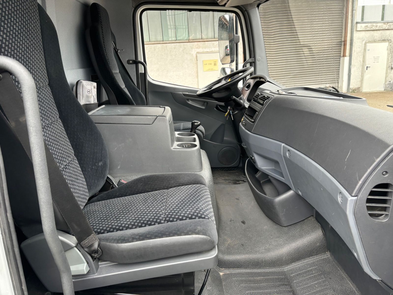 Interior photo 3: شاحنة ستارة Mercedes-Benz Atego II 818L, Euro-5, Klima, LBW Interior photo 3: شاحنة ستارة Mercedes-Benz Atego II 818L, Euro-5, Klima, LBW