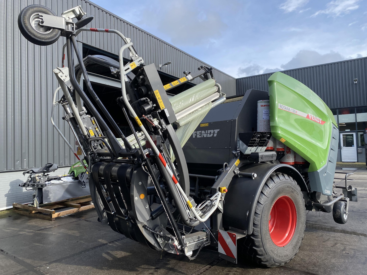 FENDT Rotana 130F Combi - معدة تغليف البالات: صور 4 FENDT Rotana 130F Combi - معدة تغليف البالات: صور 4