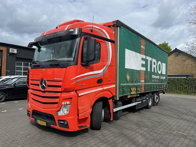 Mercedes Benz Actros 2642 6x2 Mega BDF met zeilbak - شاحنة ستارة: صور 1 Mercedes Benz Actros 2642 6x2 Mega BDF met zeilbak - شاحنة ستارة: صور 1