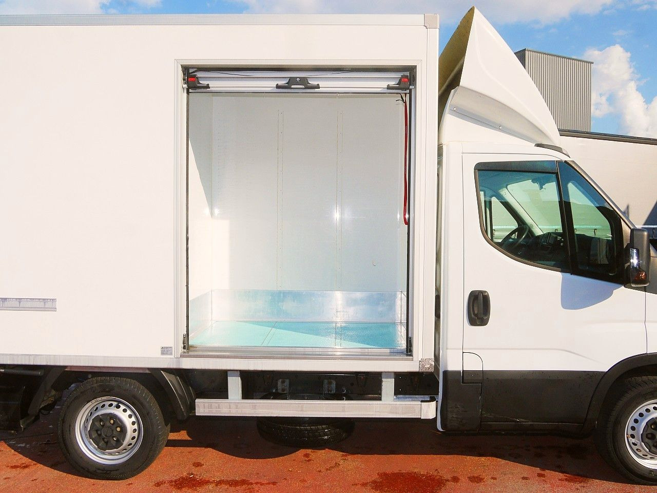 Iveco 35S14 DAILY ISOTHERMKOFFER LADEBORDWAND luft fed - الشاحنات الصغيرة المبردة: صور 5 Iveco 35S14 DAILY ISOTHERMKOFFER LADEBORDWAND luft fed - الشاحنات الصغيرة المبردة: صور 5