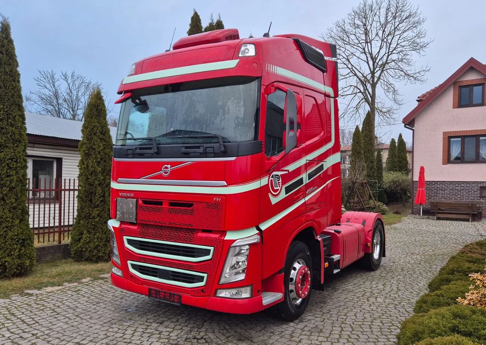 Volvo FH GLOBETROTTER - شاحنة جرار: صور 1 Volvo FH GLOBETROTTER - شاحنة جرار: صور 1