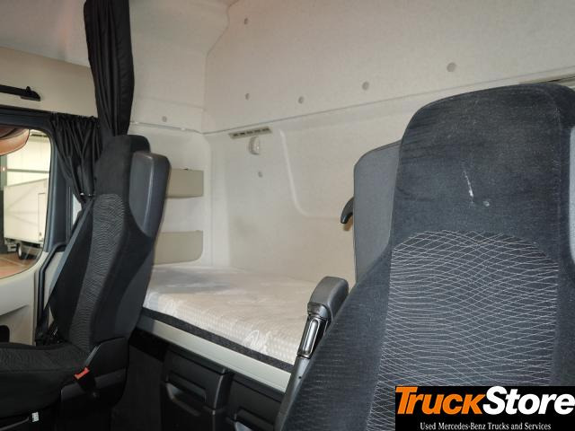 Interior photo 2: شاحنة جرار Mercedes-Benz Actros 1845 LS nRL