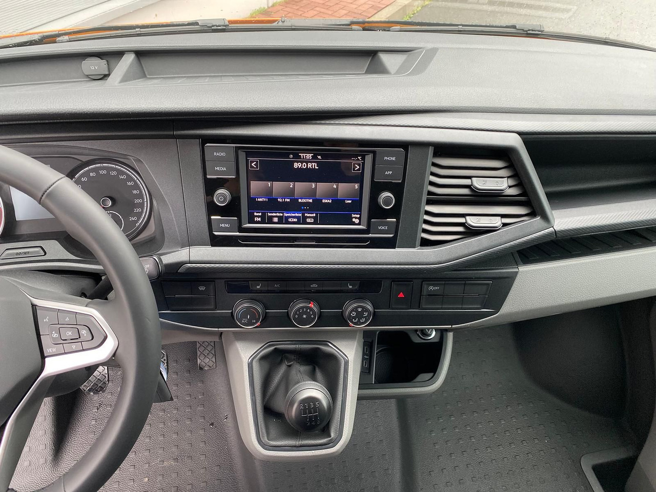 فان Volkswagen T6.1 Transporter Kasten lang LED PDC KLIMA SITZH: صور 15