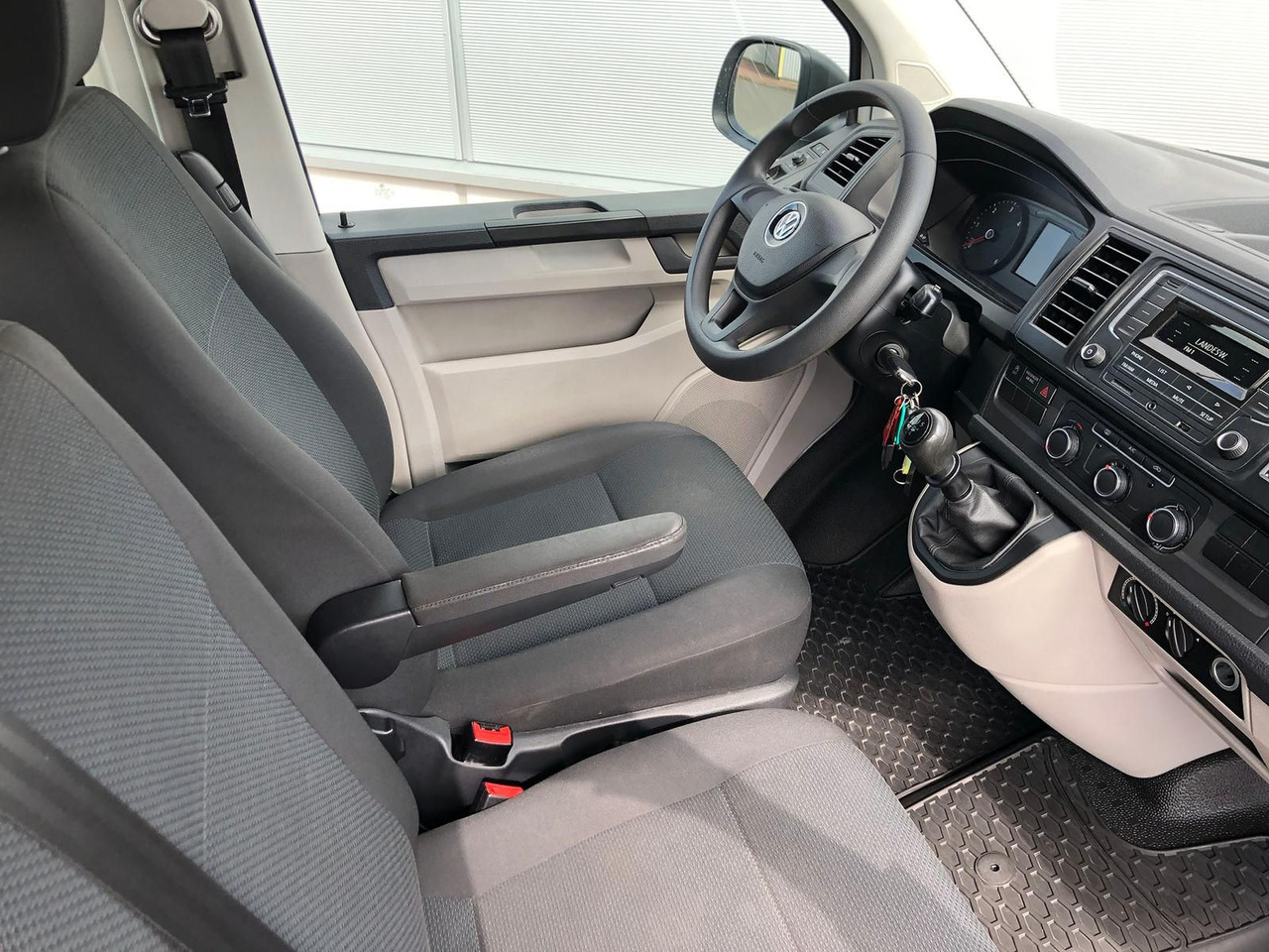 حافلة صغيرة, ميكروباص Volkswagen T6 Transporter 2.0 TDI Kombi lang 9-SITZE TEMP: صور 29