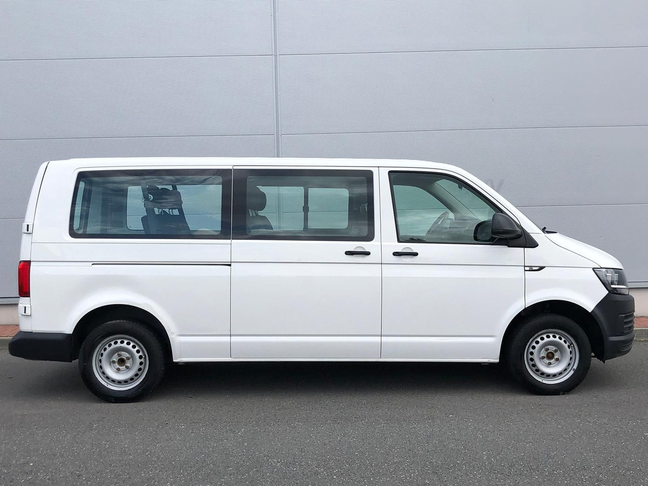 Volkswagen T6 Transporter 2.0 TDI Kombi lang 9-SITZE TEMP - سيارة ستيشن: صور 5 Volkswagen T6 Transporter 2.0 TDI Kombi lang 9-SITZE TEMP - سيارة ستيشن: صور 5