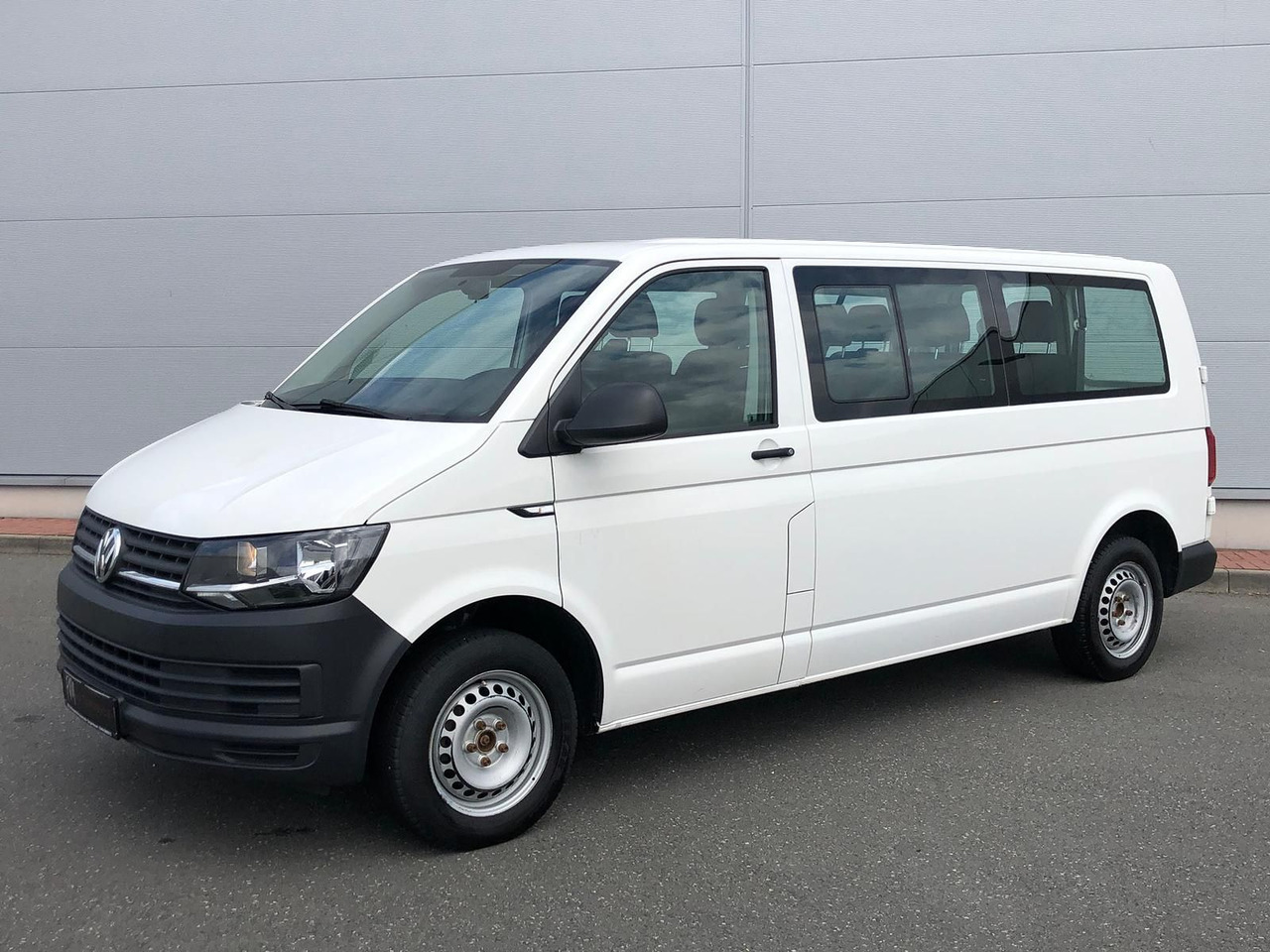 Volkswagen T6 Transporter 2.0 TDI Kombi lang 9-SITZE TEMP - سيارة ستيشن: صور 1 Volkswagen T6 Transporter 2.0 TDI Kombi lang 9-SITZE TEMP - سيارة ستيشن: صور 1