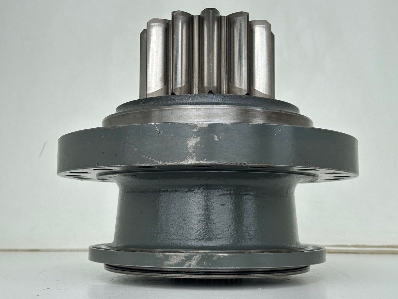 Liebherr Abtriebswellengehäuse ID-Nr.90013701 mit Abtriebswelle ID-Nr.90214087. SAT275A290. R922 LC-1486. R924 LC-1487. #0871#0876# - نقل الحركة - آلات البناء: صور 5 Liebherr Abtriebswellengehäuse ID-Nr.90013701 mit Abtriebswelle ID-Nr.90214087. SAT275A290. R922 LC-1486. R924 LC-1487. #0871#0876# - نقل الحركة - آلات البناء: صور 5