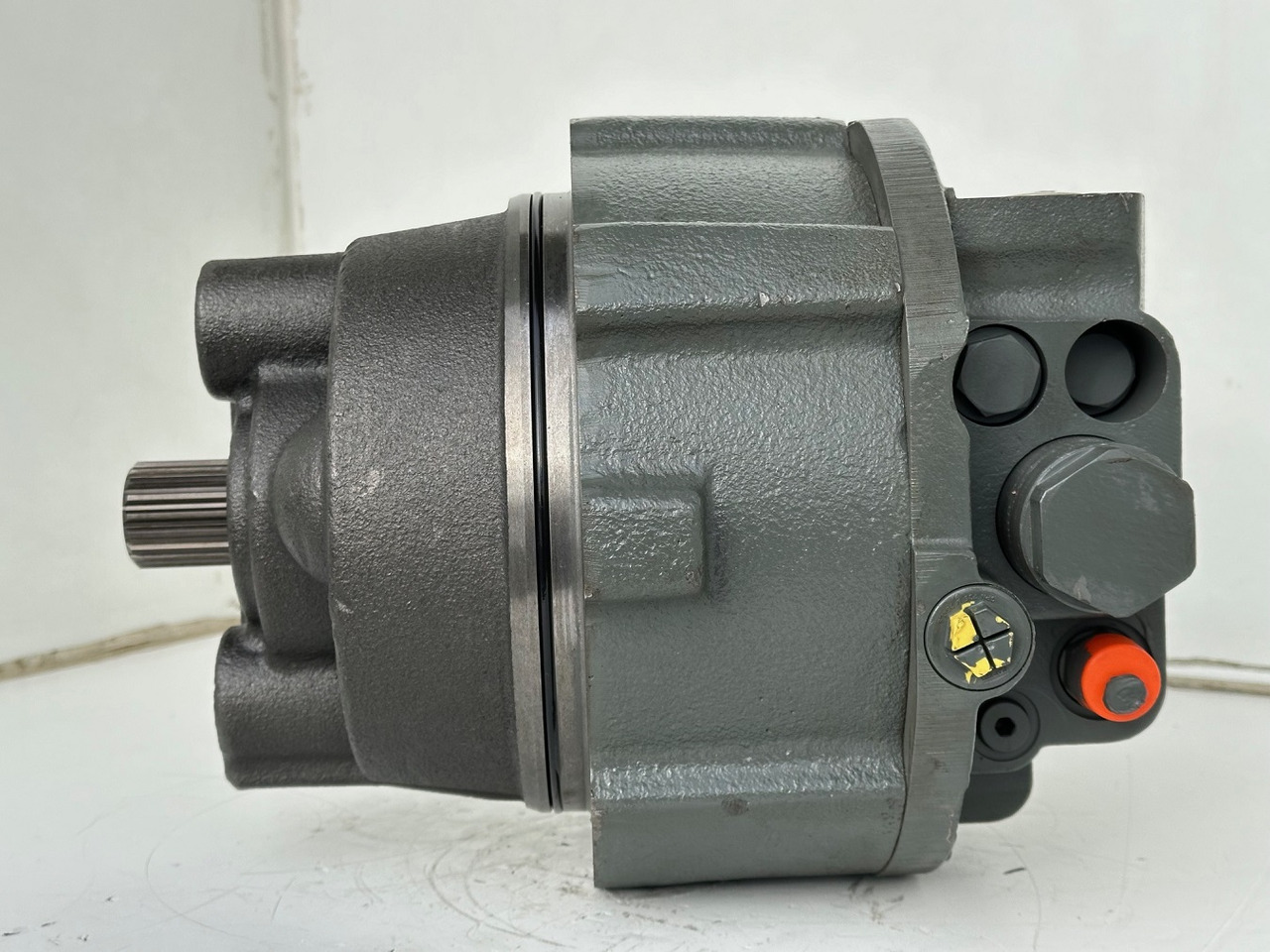 Liebherr Hydraulikeinbaumotor CMVE O 135. ID-Nr.10129570 - ID-Nr.11439804. FAT400P112 - FAT550P093. R930, R934, R936, R940, R944, R946, R950T. #10129570.21538# - محرك هيدروليكي - آلات البناء: صور 3 Liebherr Hydraulikeinbaumotor CMVE O 135. ID-Nr.10129570 - ID-Nr.11439804. FAT400P112 - FAT550P093. R930, R934, R936, R940, R944, R946, R950T. #10129570.21538# - محرك هيدروليكي - آلات البناء: صور 3