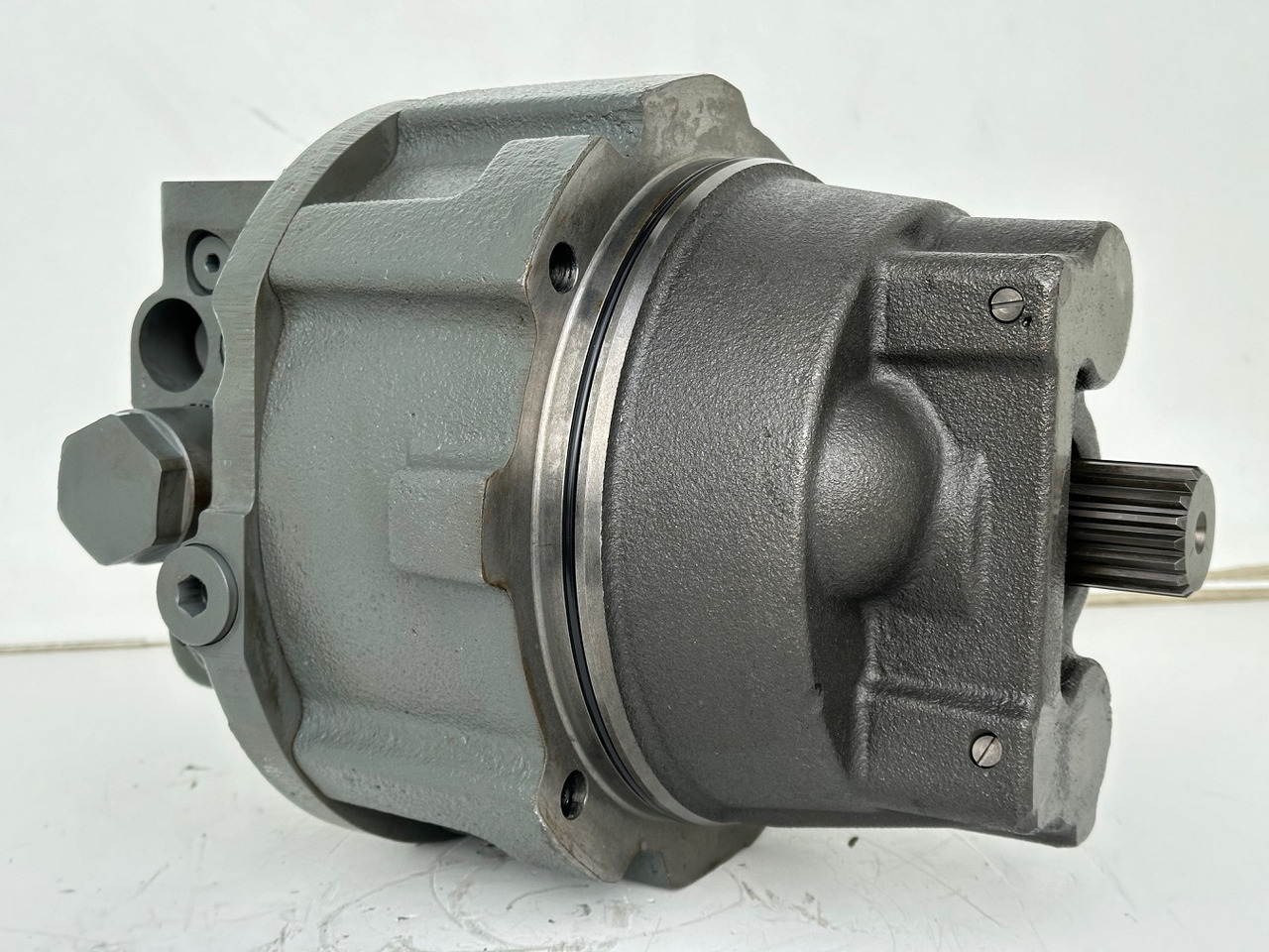 Liebherr Hydraulikeinbaumotor CMVE O 135. ID-Nr.10129570 - ID-Nr.11439804. FAT400P112 - FAT550P093. R930, R934, R936, R940, R944, R946, R950T. #10129570.21538# - محرك هيدروليكي - آلات البناء: صور 2 Liebherr Hydraulikeinbaumotor CMVE O 135. ID-Nr.10129570 - ID-Nr.11439804. FAT400P112 - FAT550P093. R930, R934, R936, R940, R944, R946, R950T. #10129570.21538# - محرك هيدروليكي - آلات البناء: صور 2