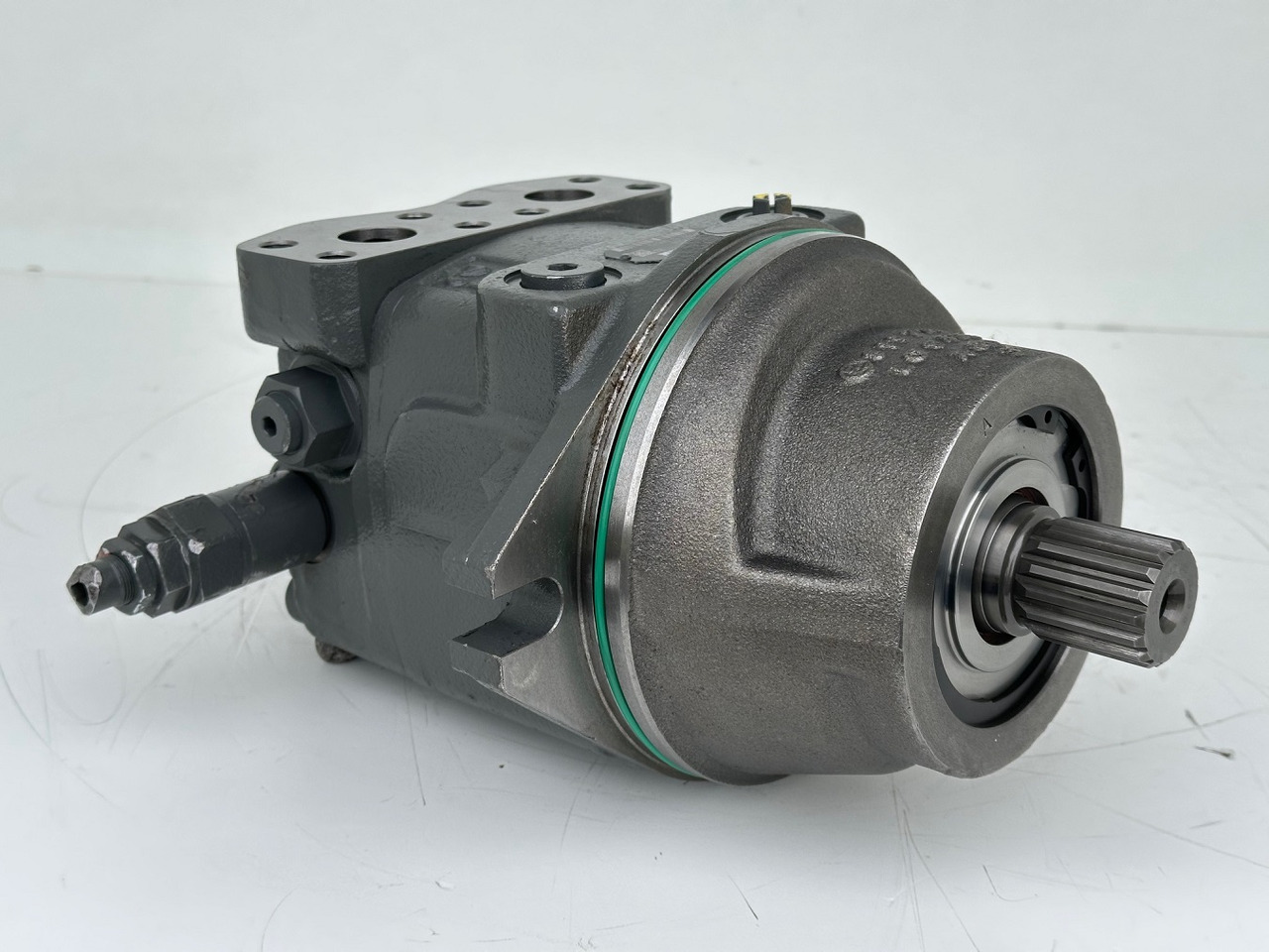 Liebherr Hydraulikeinbaumotor Typ:FMF058. ID-Nr.12483261. SAT275/266. R926 K-LC-1565, R926 K-LC-1827, R930 T-1980. #12483261.00573# - محرك هيدروليكي - حفارات زحافة: صور 2 Liebherr Hydraulikeinbaumotor Typ:FMF058. ID-Nr.12483261. SAT275/266. R926 K-LC-1565, R926 K-LC-1827, R930 T-1980. #12483261.00573# - محرك هيدروليكي - حفارات زحافة: صور 2