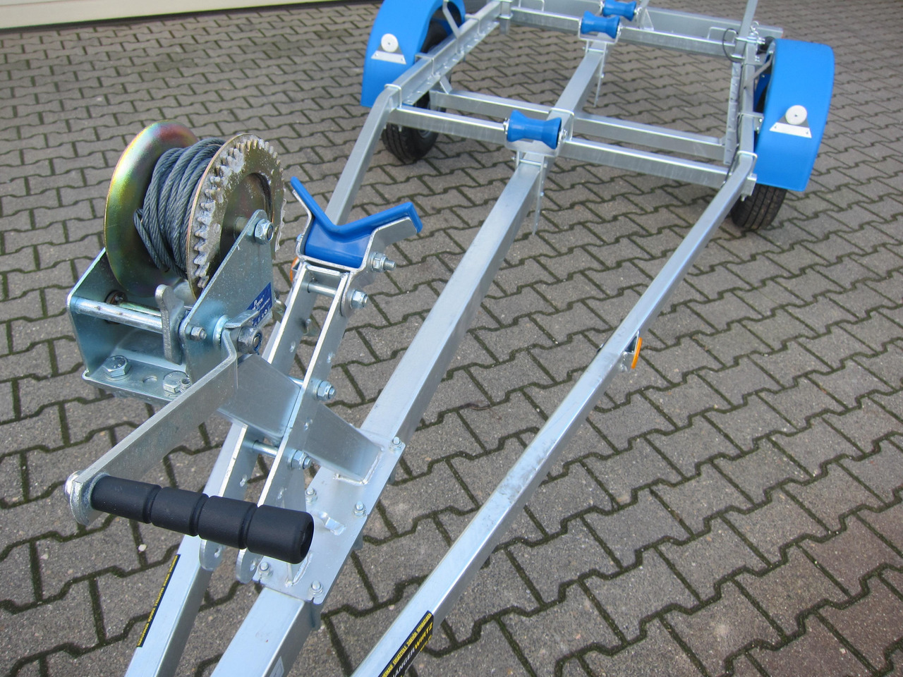 Bootsanhänger Boattrailer Neptun NAVY N7-17 Trailer 750kg mit Winde Winter Online Aktion - مقطورة القارب: صور 5 Bootsanhänger Boattrailer Neptun NAVY N7-17 Trailer 750kg mit Winde Winter Online Aktion - مقطورة القارب: صور 5