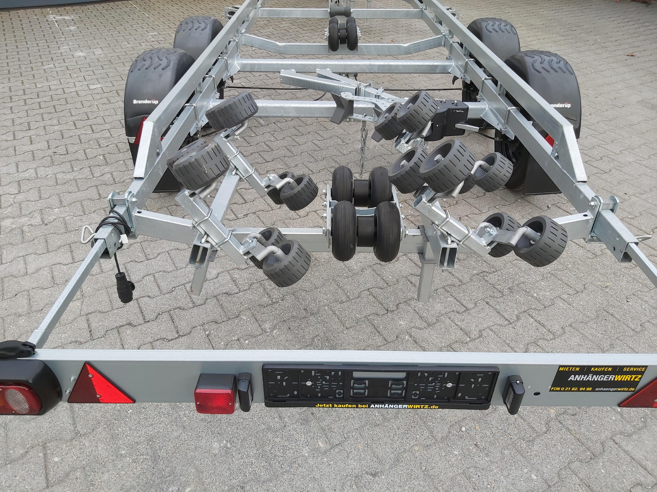 Brenderup Bootstrailer 26300TB SR X-Line bis 7,8 26 Fuß Superrollen Windenstand 3000kg Abverkauf - مقطورة القارب: صور 5 Brenderup Bootstrailer 26300TB SR X-Line bis 7,8 26 Fuß Superrollen Windenstand 3000kg Abverkauf - مقطورة القارب: صور 5