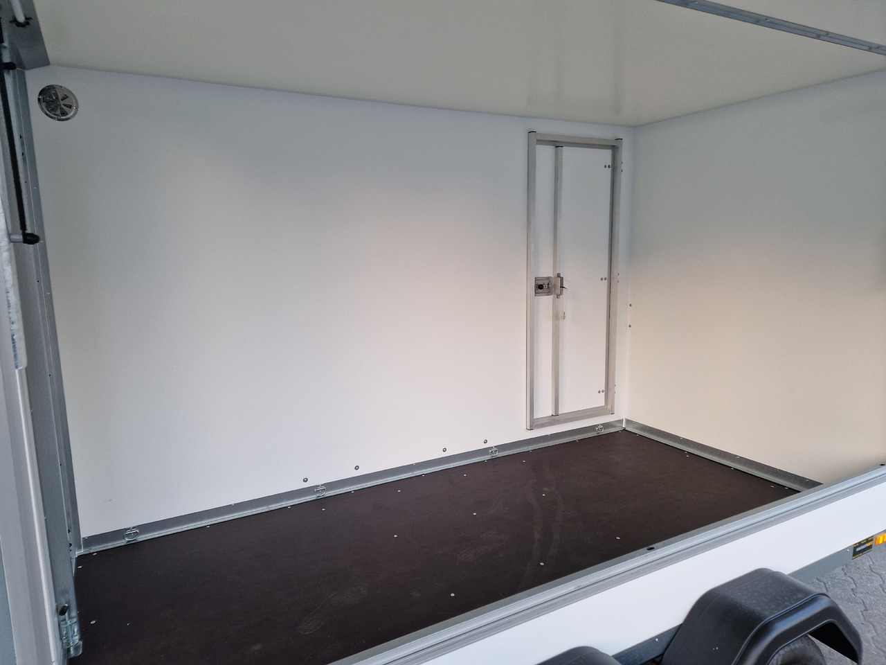 Brenderup Cargo Dynamic CD300 TB D ST SK 300x155x185cm Heck Seitentür Serviceklappe Wabe (M) 2000kg - عربة الطعام: صور 5 Brenderup Cargo Dynamic CD300 TB D ST SK 300x155x185cm Heck Seitentür Serviceklappe Wabe (M) 2000kg - عربة الطعام: صور 5