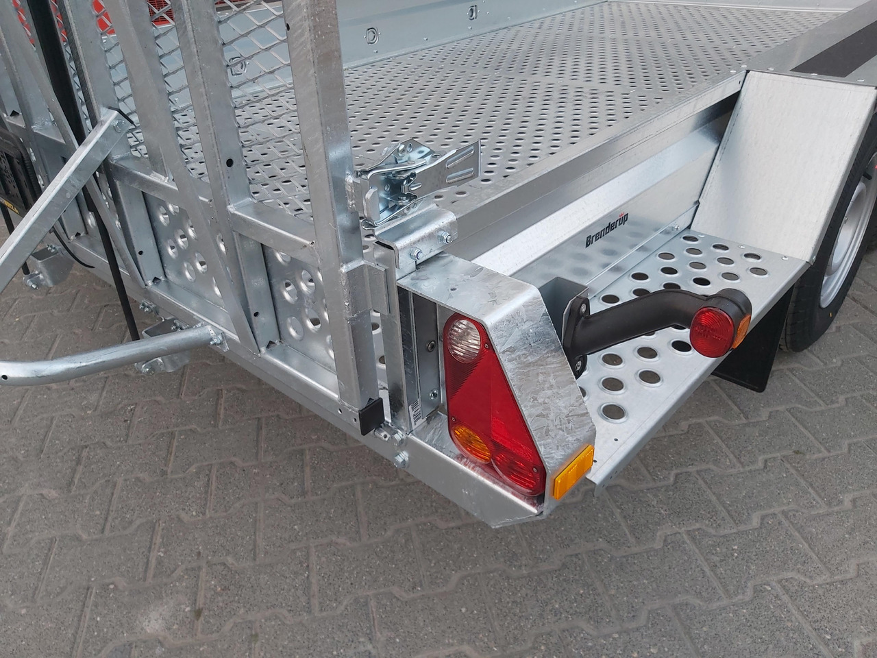 Brenderup MT 3651 MT3600 STB3500s 360x179x27cm Auffahrklappe Lochboden Stahl Reserverad 3500kg - مقطورة لنقل المعدات: صور 5 Brenderup MT 3651 MT3600 STB3500s 360x179x27cm Auffahrklappe Lochboden Stahl Reserverad 3500kg - مقطورة لنقل المعدات: صور 5