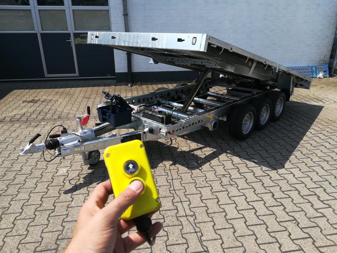 Brian James Trailer CarGO Tipper 2 elektrisch 360x195x30cm Stahlbordwände Pendel 12" Tridem 3,5t on - قلابة مقطورة: صور 3 Brian James Trailer CarGO Tipper 2 elektrisch 360x195x30cm Stahlbordwände Pendel 12" Tridem 3,5t on - قلابة مقطورة: صور 3