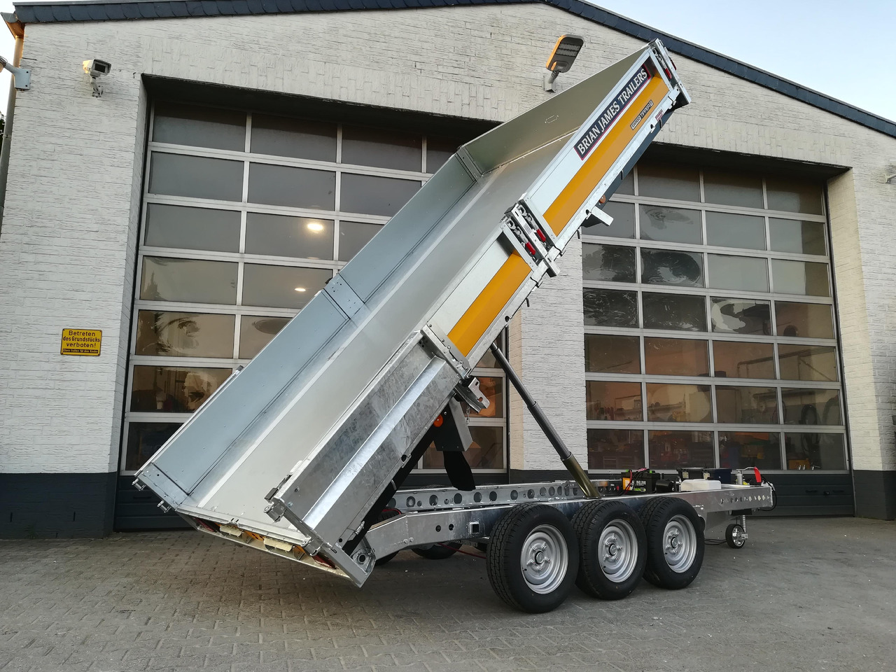 Brian James Trailer CarGO Tipper 2 elektrisch 360x195x30cm Stahlbordwände Pendel 12" Tridem 3,5t on - قلابة مقطورة: صور 1 Brian James Trailer CarGO Tipper 2 elektrisch 360x195x30cm Stahlbordwände Pendel 12" Tridem 3,5t on - قلابة مقطورة: صور 1
