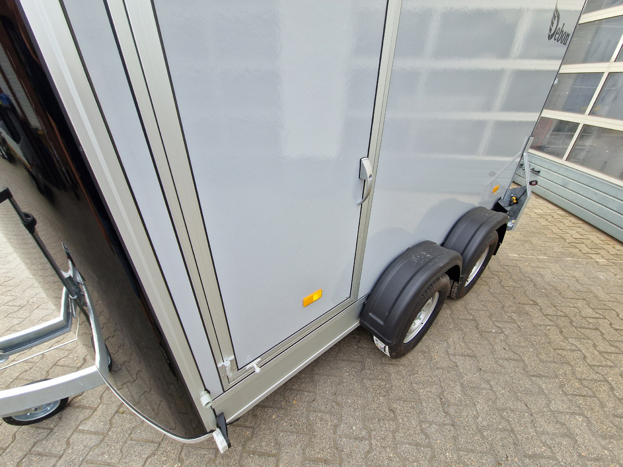 Cargo Roadster 500 312x167x199cm Sandwich Poly schwarz Seitenklappe Seitentür Pullman 100 km/H - عربة الطعام: صور 4 Cargo Roadster 500 312x167x199cm Sandwich Poly schwarz Seitenklappe Seitentür Pullman 100 km/H - عربة الطعام: صور 4