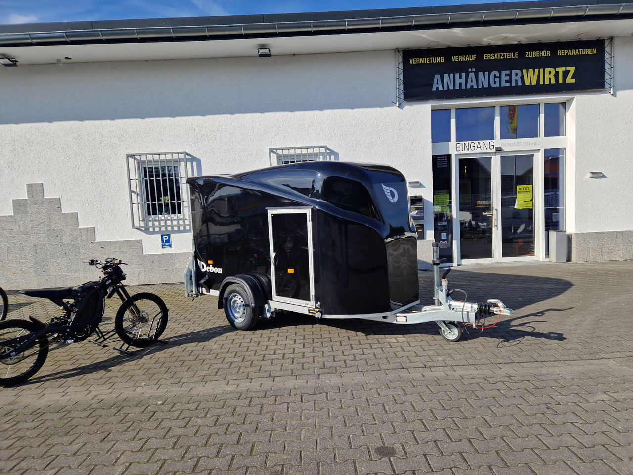 Debon Cargo 1300 300x152x168cm black Seitentür aerodynamik Pullman II 100km/H 1300kg Februar Aktion - بصندوق مغلق مقطورة: صور 1 Debon Cargo 1300 300x152x168cm black Seitentür aerodynamik Pullman II 100km/H 1300kg Februar Aktion - بصندوق مغلق مقطورة: صور 1
