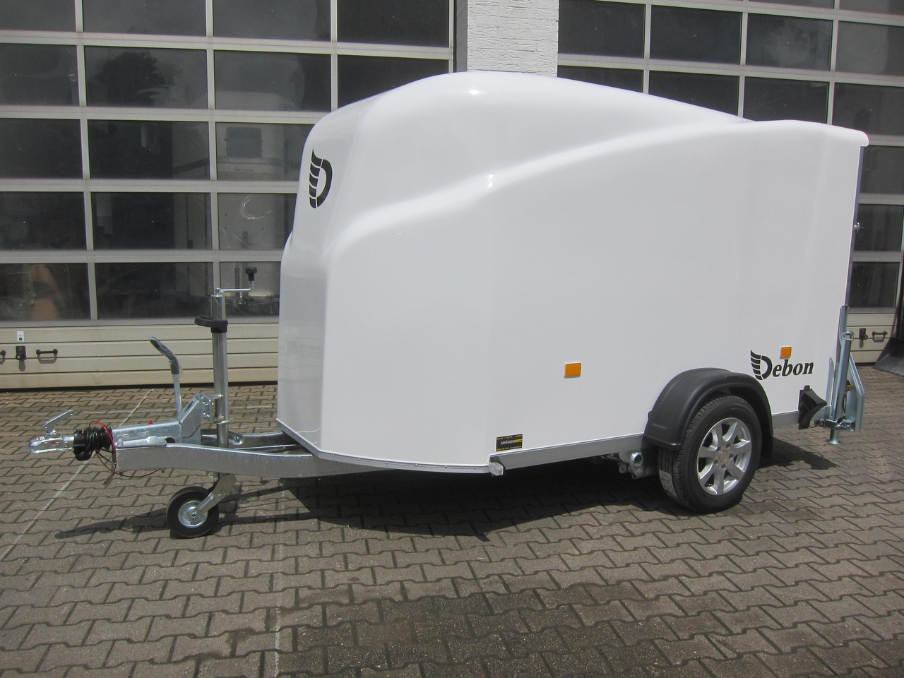 Debon Cargo 1300 300x152x168cm white Alufelgen darkline aerodynamik Pullman II 100km/H 1300kg - بصندوق مغلق مقطورة: صور 5 Debon Cargo 1300 300x152x168cm white Alufelgen darkline aerodynamik Pullman II 100km/H 1300kg - بصندوق مغلق مقطورة: صور 5