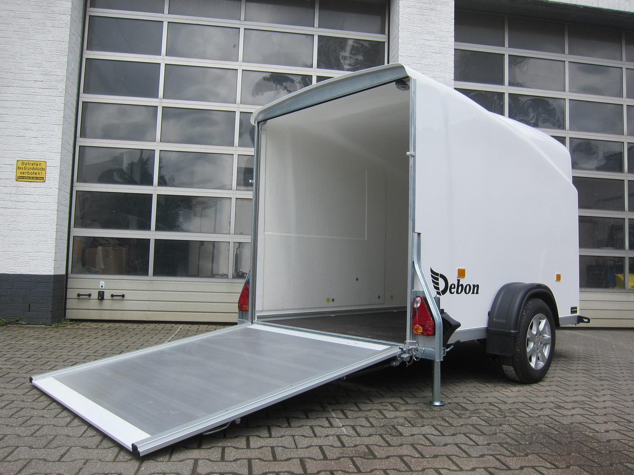 Debon Cargo 1300 300x152x168cm white Alufelgen darkline aerodynamik Pullman II 100km/H 1300kg - بصندوق مغلق مقطورة: صور 2 Debon Cargo 1300 300x152x168cm white Alufelgen darkline aerodynamik Pullman II 100km/H 1300kg - بصندوق مغلق مقطورة: صور 2