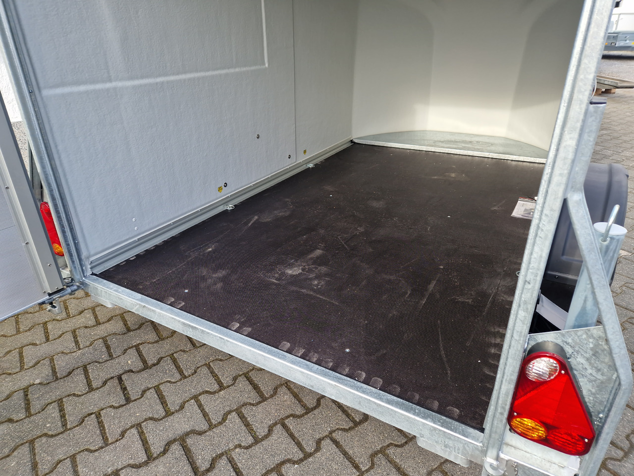 بصندوق مغلق مقطورة Debon Cargo 1300 300x152x168cm white Seitentür Pullman II 100km/H 1300kg Modell 2025: صور 8
