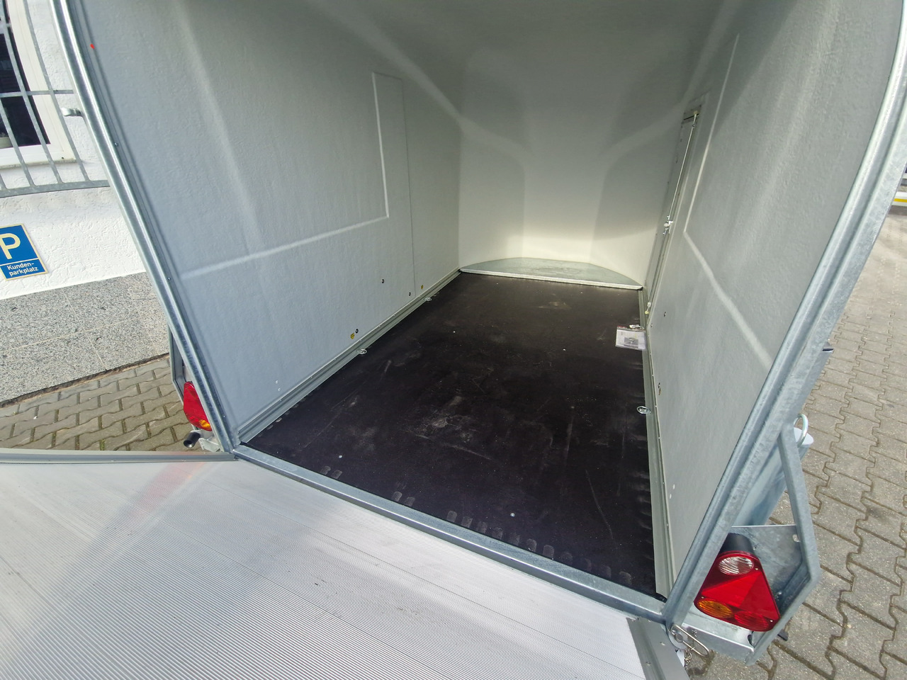 بصندوق مغلق مقطورة Debon Cargo 1300 300x152x168cm white Seitentür Pullman II 100km/H 1300kg Modell 2025: صور 9