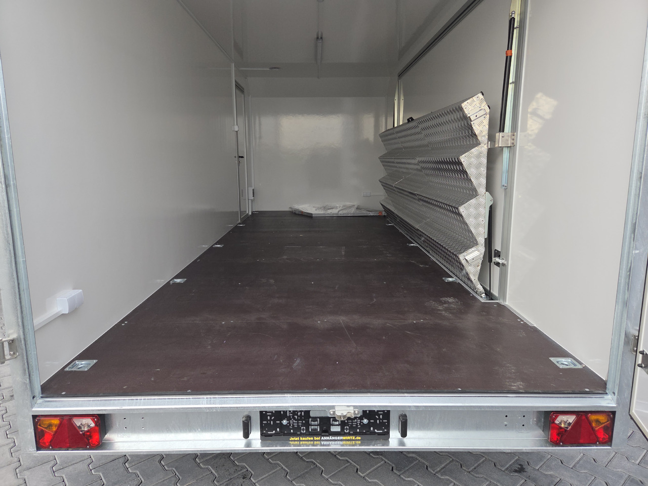 Event Trailer Koffer TWSP M 600T.01 600x230x210 Seitenklappe Treppe Hecktüren 230V 3000kg - عربة الطعام: صور 5 Event Trailer Koffer TWSP M 600T.01 600x230x210 Seitenklappe Treppe Hecktüren 230V 3000kg - عربة الطعام: صور 5