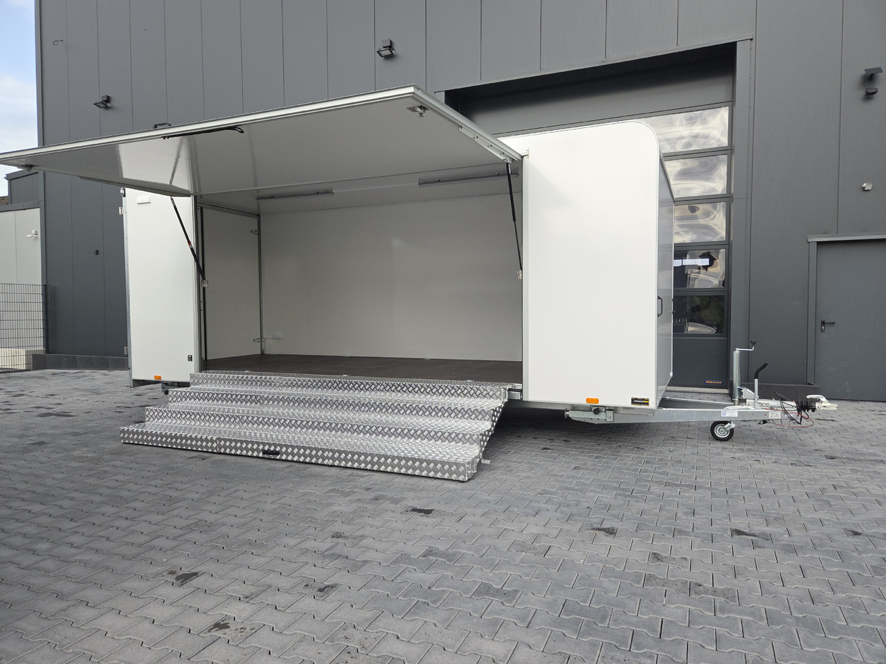 Event Trailer Koffer TWSP M 600T.01 600x230x210 Seitenklappe Treppe Hecktüren 230V 3000kg - عربة الطعام: صور 2 Event Trailer Koffer TWSP M 600T.01 600x230x210 Seitenklappe Treppe Hecktüren 230V 3000kg - عربة الطعام: صور 2
