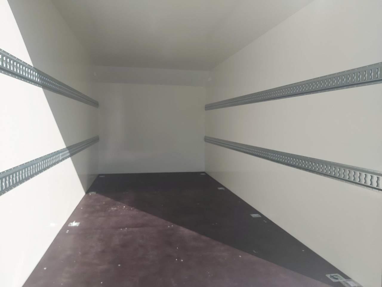 بصندوق مغلق مقطورة Hochlader Koffer TFSP 470T.00 470x220x210cm aero Zurrsystem 10" 100km/H 2700kg: صور 7 بصندوق مغلق مقطورة Hochlader Koffer TFSP 470T.00 470x220x210cm aero Zurrsystem 10" 100km/H 2700kg: صور 7