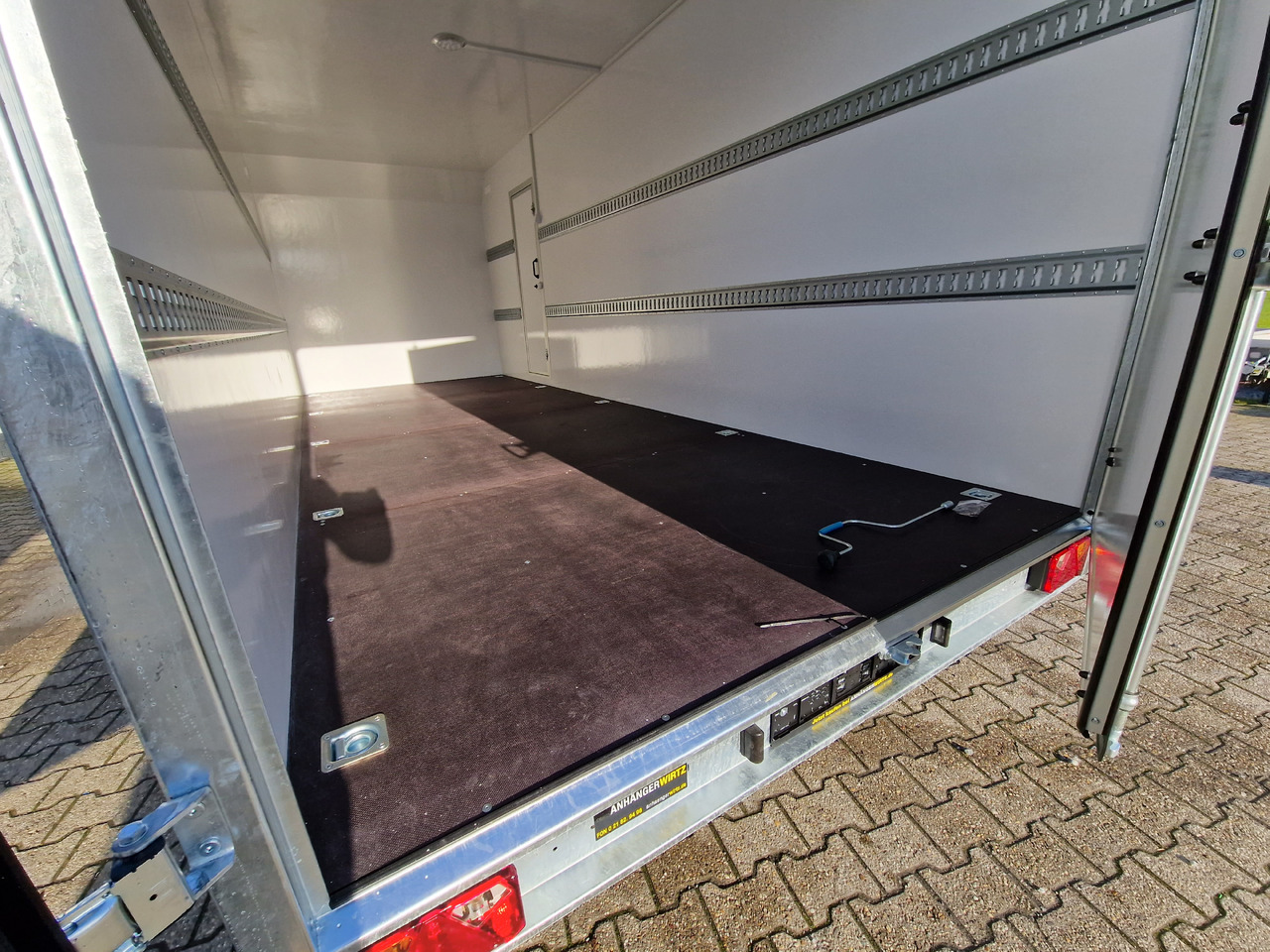 بصندوق مغلق مقطورة Hochlader Koffer TFSP 600T.00 600x220x220cm aero Zurrsys. Seitentür IL 13" (XXXL+) 3500kg: صور 6 بصندوق مغلق مقطورة Hochlader Koffer TFSP 600T.00 600x220x220cm aero Zurrsys. Seitentür IL 13" (XXXL+) 3500kg: صور 6