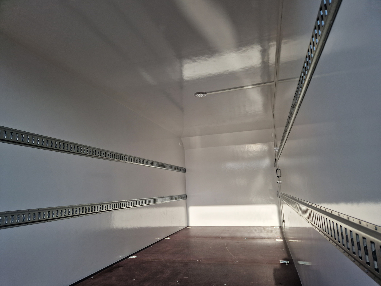 بصندوق مغلق مقطورة Hochlader Koffer TFSP 600T.00 600x220x220cm aero Zurrsys. Seitentür IL 13" (XXXL+) 3500kg: صور 13 بصندوق مغلق مقطورة Hochlader Koffer TFSP 600T.00 600x220x220cm aero Zurrsys. Seitentür IL 13" (XXXL+) 3500kg: صور 13