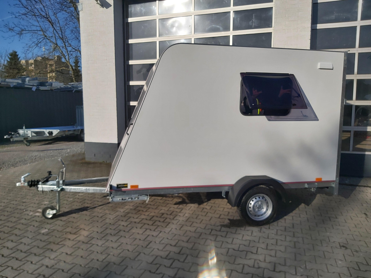 Kargo Camp TFS S Midi+ 320x150x180cm aero Seitentür Rampe Fenster+ 230V 12V 750kg Bremse 100km/H - كرفان سحب: صور 3 Kargo Camp TFS S Midi+ 320x150x180cm aero Seitentür Rampe Fenster+ 230V 12V 750kg Bremse 100km/H - كرفان سحب: صور 3