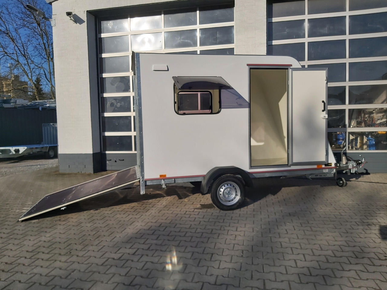 Kargo Camp TFS S Midi+ 320x150x180cm aero Seitentür Rampe Fenster+ 230V 12V 750kg Bremse 100km/H - كرفان سحب: صور 1 Kargo Camp TFS S Midi+ 320x150x180cm aero Seitentür Rampe Fenster+ 230V 12V 750kg Bremse 100km/H - كرفان سحب: صور 1