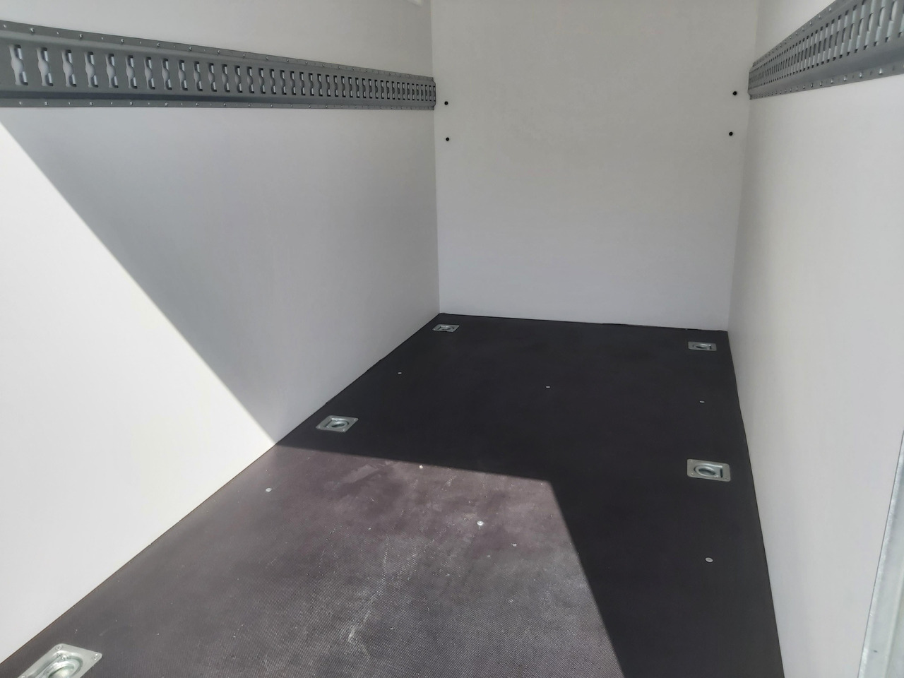 Kargo TFD 250.00 250x125x150cm Zurrsystem Heckrampe (S) 100km/H 750kg - مقطورة دراجة نارية: صور 4 Kargo TFD 250.00 250x125x150cm Zurrsystem Heckrampe (S) 100km/H 750kg - مقطورة دراجة نارية: صور 4