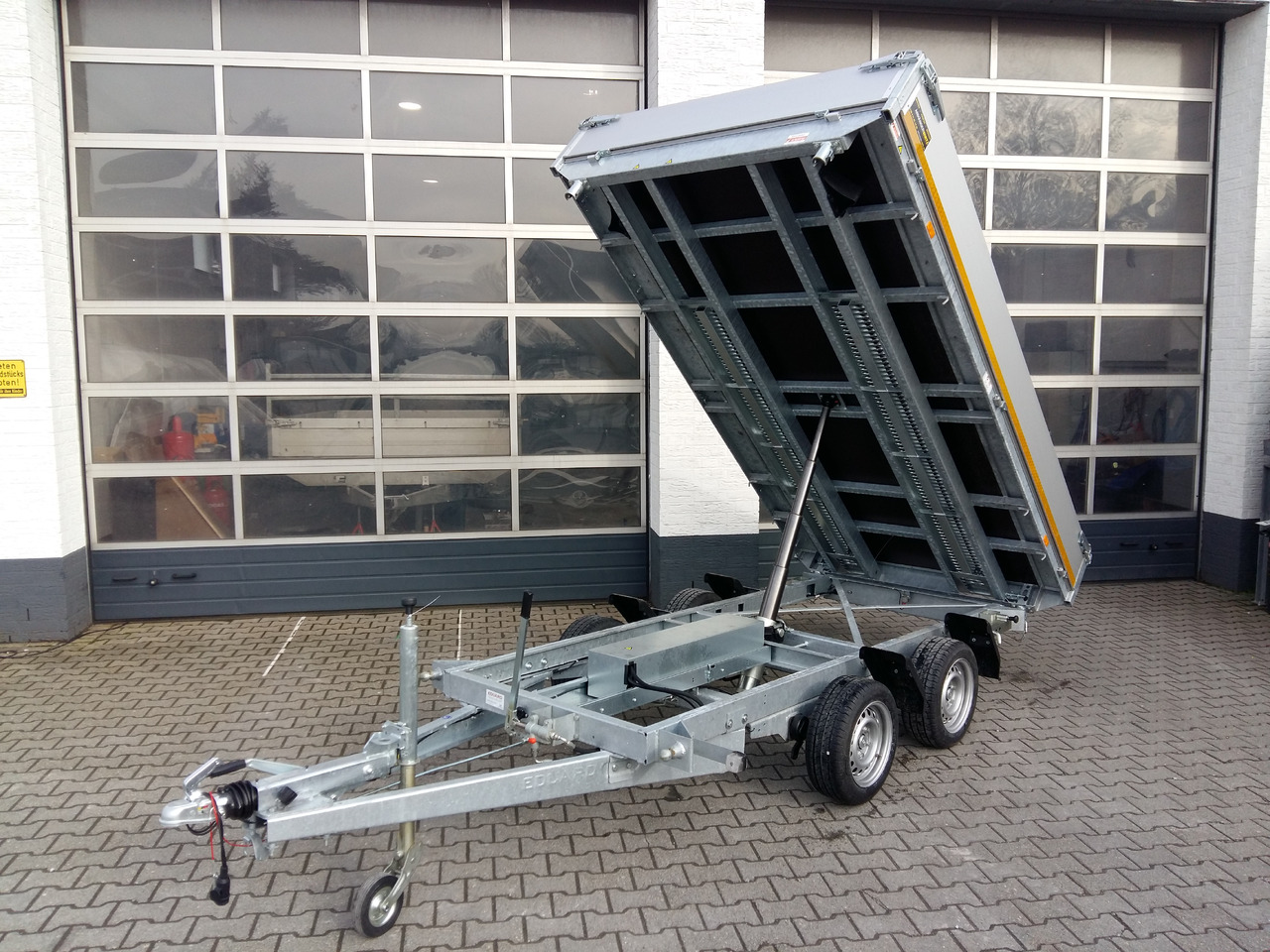 Kipper 330x180x30cm Elektrisch+Notpumpe Rampen Stützen niedrig 13" (L) 3500kg - قلابة مقطورة: صور 1 Kipper 330x180x30cm Elektrisch+Notpumpe Rampen Stützen niedrig 13" (L) 3500kg - قلابة مقطورة: صور 1