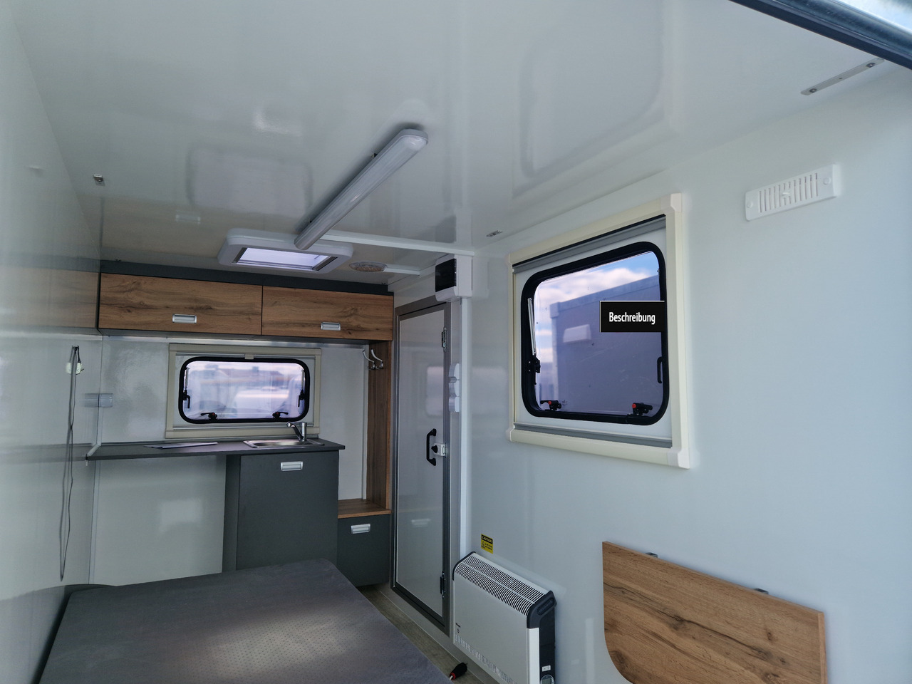 Koffer Camp TFS ST 320.01 320x150x180cm Premium Rampe Seitentür Fenster Bett 1300kg 100km/H - كرفان سحب: صور 5 Koffer Camp TFS ST 320.01 320x150x180cm Premium Rampe Seitentür Fenster Bett 1300kg 100km/H - كرفان سحب: صور 5