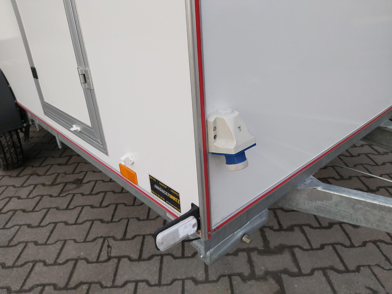 Koffer Sport Camp TFS 360.00 360x180x190cm aero Seitentür 2 Fenster+ DL IL 230V 1300kg 100km/H - كرفان سحب: صور 5 Koffer Sport Camp TFS 360.00 360x180x190cm aero Seitentür 2 Fenster+ DL IL 230V 1300kg 100km/H - كرفان سحب: صور 5